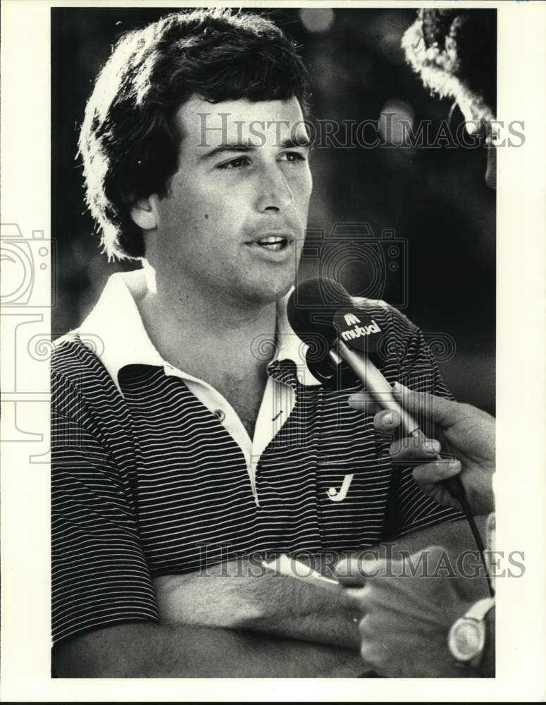 1979 Press Photo Golfer Curtis Strange talks to the press. - nos34597- Historic Images