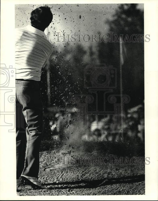 1979 Press Photo Golfer Curtis Strange swings out of a sand trap. - nos34598- Historic Images