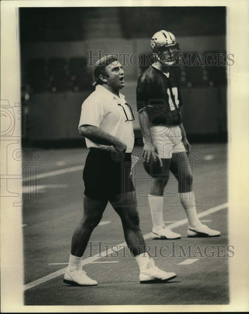 1976 Press Photo Football Hank Stram on the field at practice. - nos34608- Historic Images