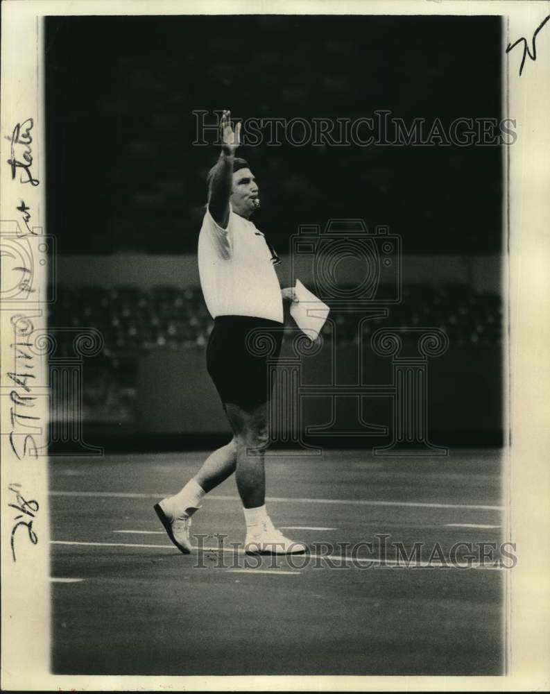 1976 Press Photo Hank Stram, the latest in a long line of coaches, on the field.- Historic Images