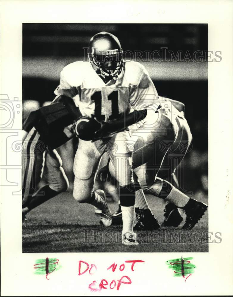 1990 Press Photo Higgins football quarterback Cedric Smith with the ball.- Historic Images