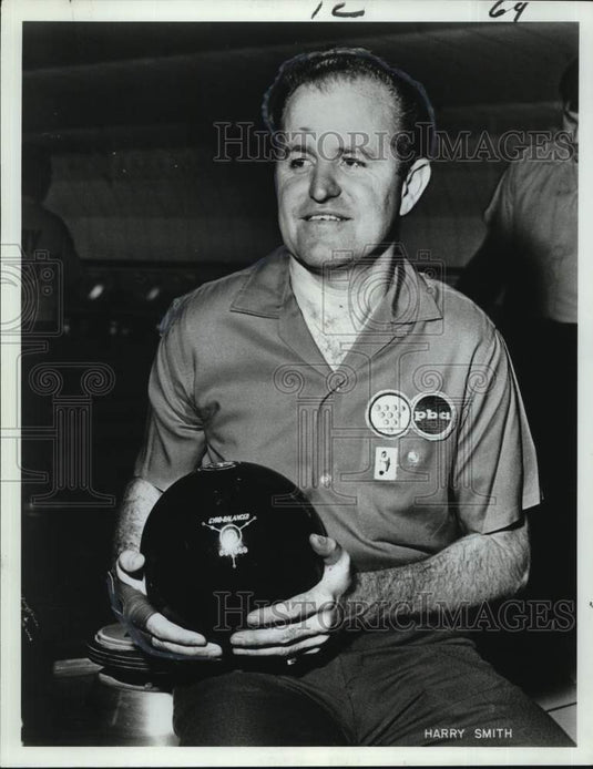 1967 Press Photo Bowler Harry Smith at the bowling alley. - nos34652- Historic Images