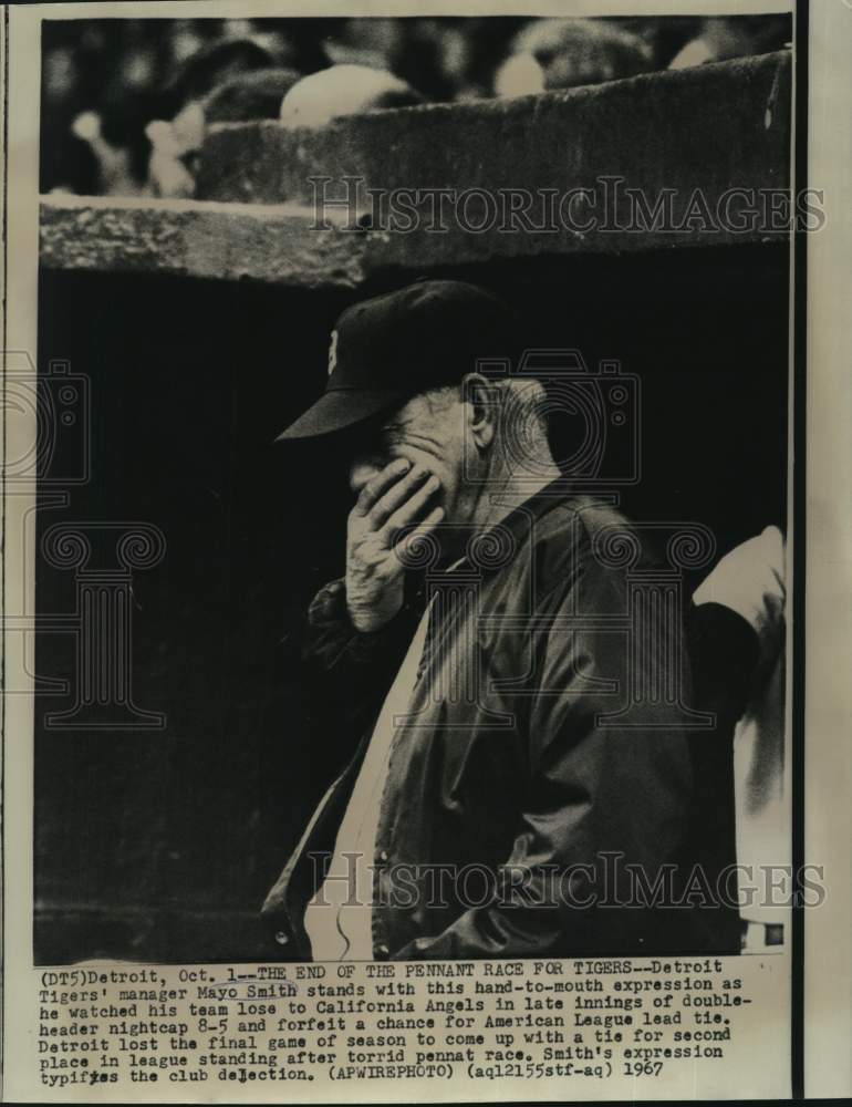 1967 Press Photo Tigers&#39; manager Mayo Smith stands watches his team lose.- Historic Images