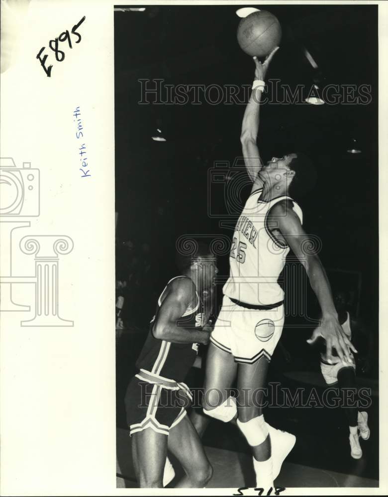 1983 Press Photo Xavier Prep basketball&#39;s Keith Smith goes up for two- Historic Images