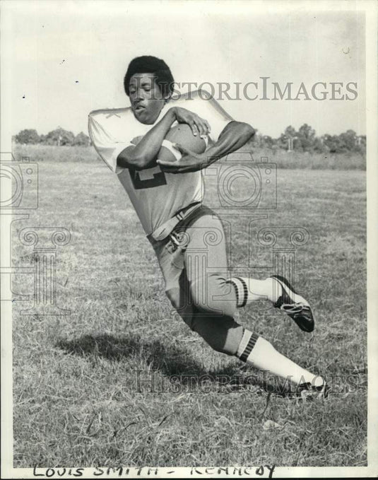 1972 Press Photo Football halfback Louis Smith-Kennedy - nos34701- Historic Images