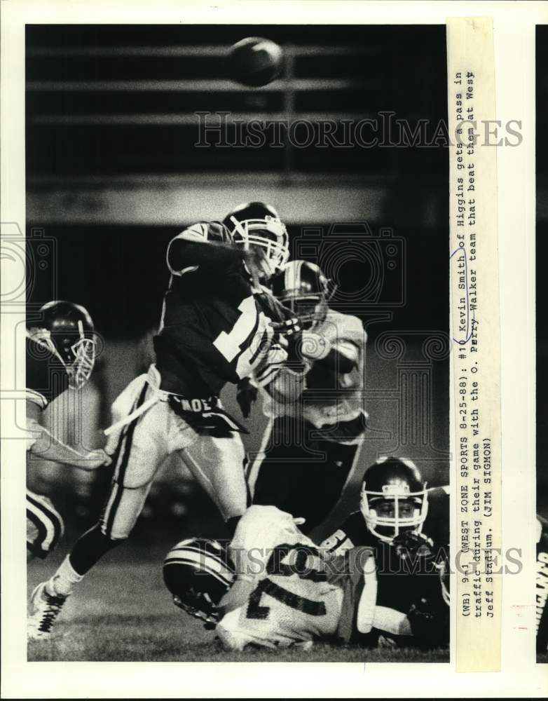 1988 Press Photo Higgins football&#39;s Kevin Smith plows into O Perry Walker team- Historic Images