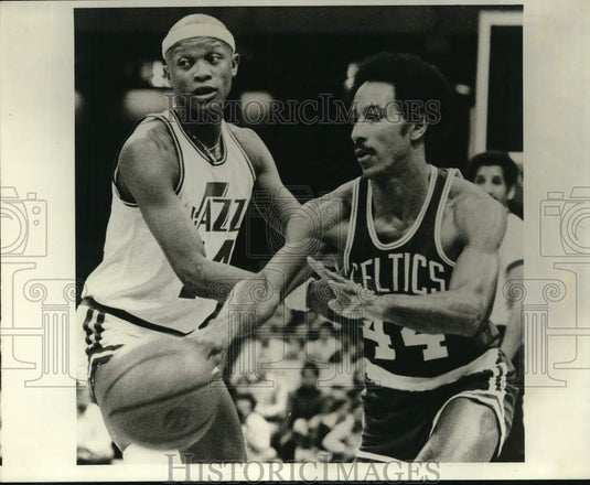 Press Photo Jazz' Slick Watts trying to steal the ball from the Celtics player.- Historic Images