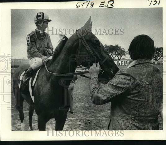 1977 Press Photo Willie Shoemaker up Don't Deal Me Out at fair ground's opening.- Historic Images