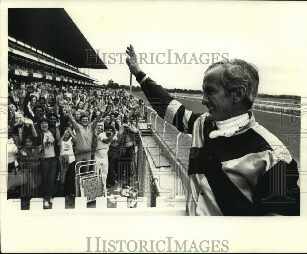 1979 Press Photo Jockey Willie Shoemaker waves to crowd at the race track.- Historic Images