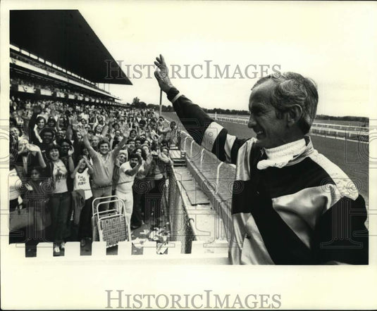 1979 Press Photo Jockey Willie Shoemaker waves to crowd at the race track.- Historic Images
