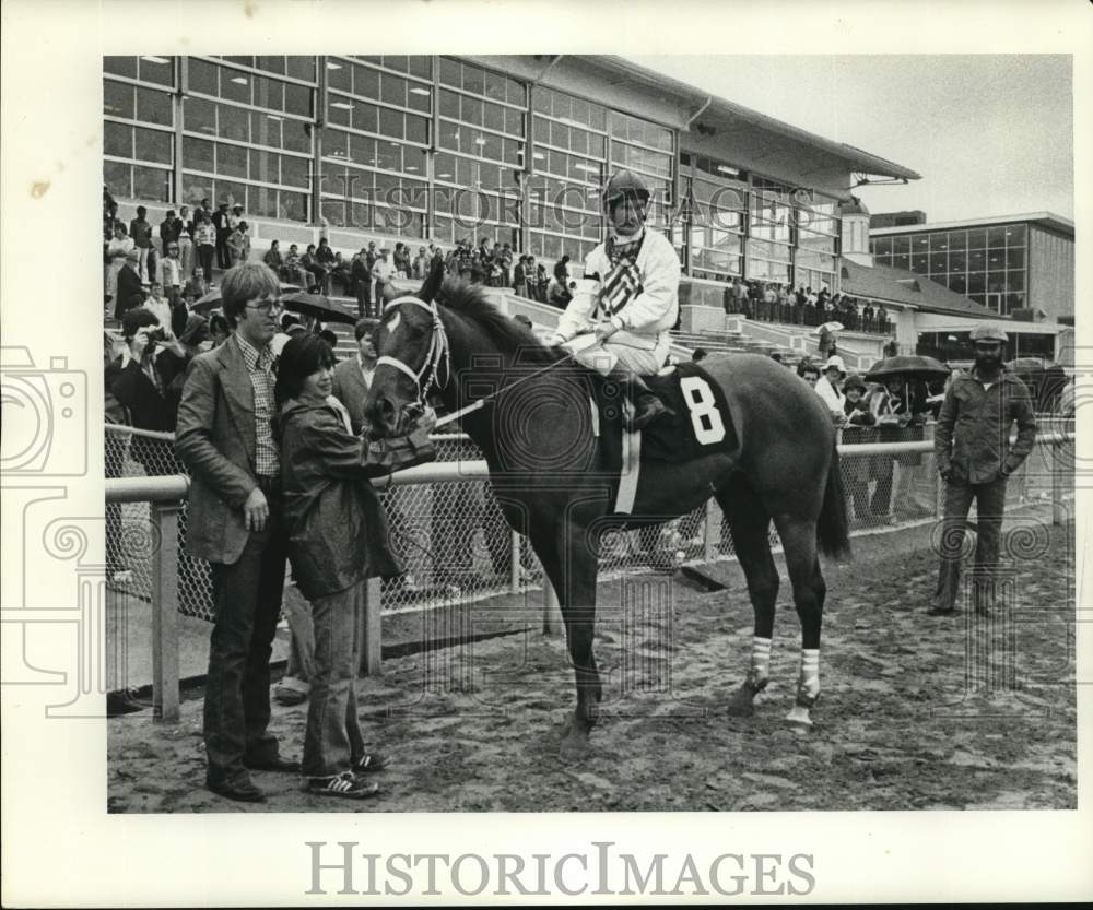 1977 Press Photo Jockey Willie Shoemaker on a horse at the race track.- Historic Images