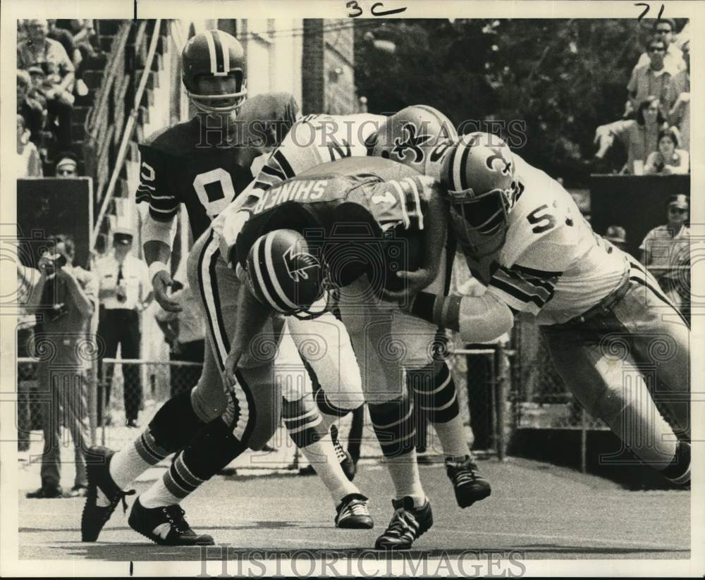 1973 Press Photo Saints&#39; Joe Owens and Willie Hall sack Atlanta QB Dick Shinner- Historic Images