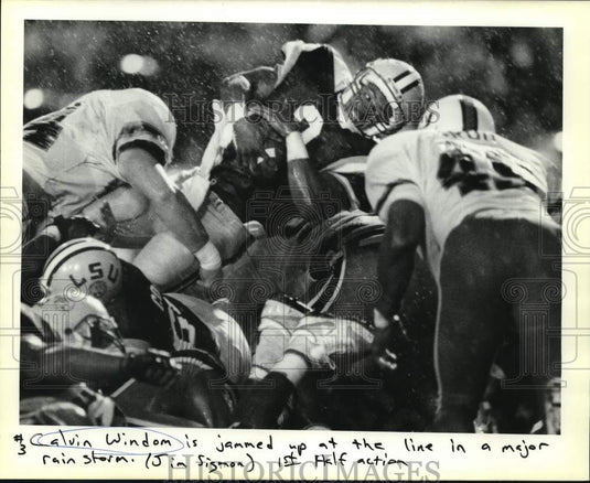 1989 Press Photo LSU football's Calvin Windom jammed up at the line - nos34768- Historic Images