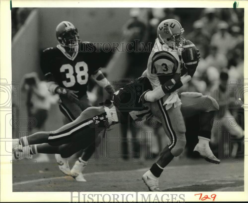 1988 Press Photo Louisiana State University's Calvin Windom for a touchdown.- Historic Images