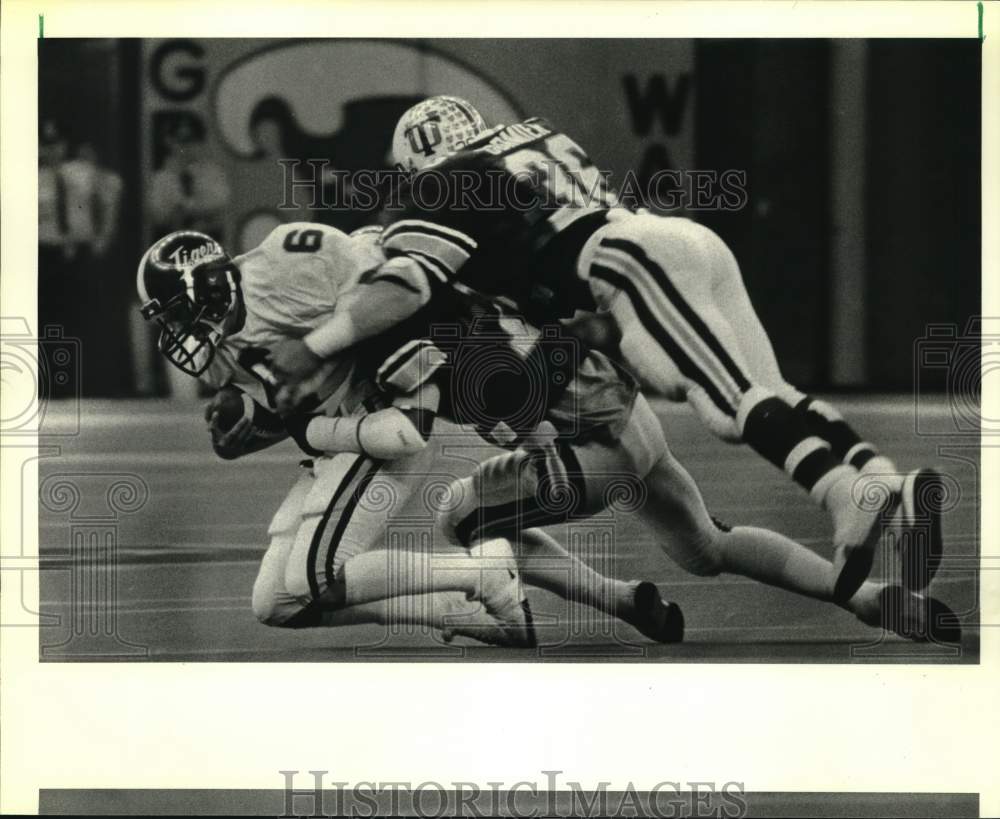 1984 Press Photo Memphis State&#39;s Steve Ferrell brought down in Memphis vs Tulane- Historic Images