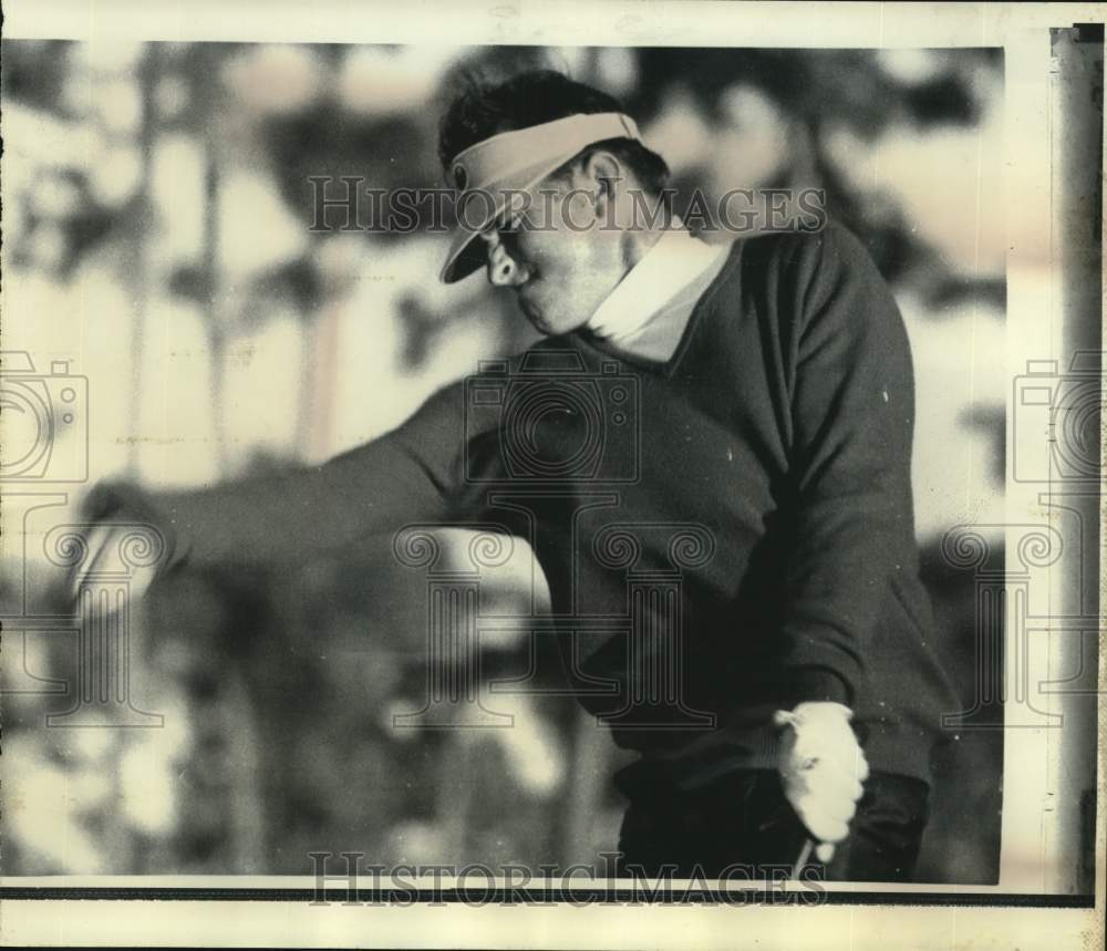 1969 Press Photo Ken Still of Tacoma, Washington uses body english to sink putt.- Historic Images