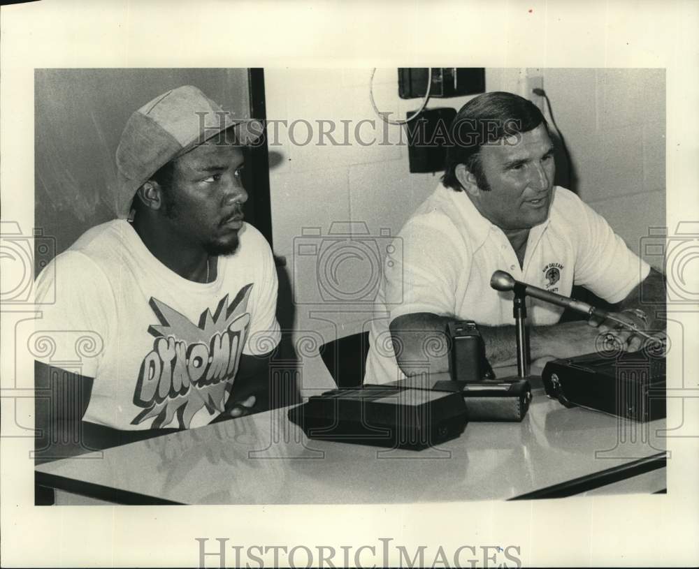 1976 Press Photo Sports broadcaster and former Saints football Hank Stram- Historic Images