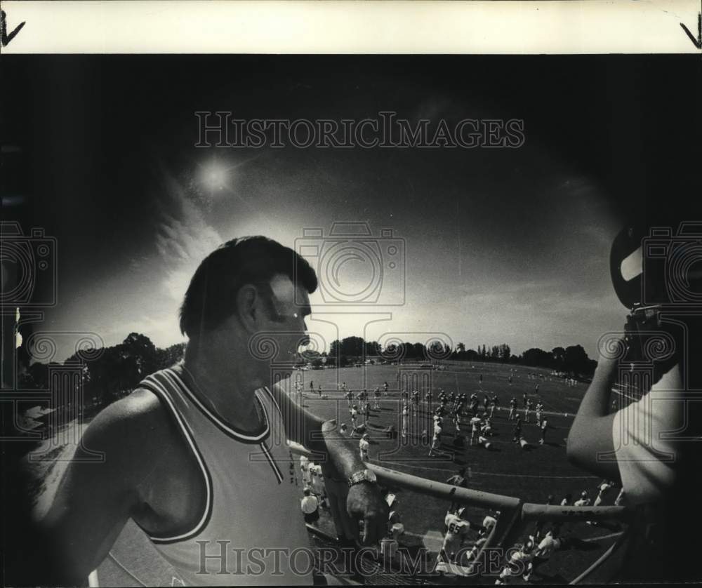 1977 Press Photo New Orleans Saints coach Hank Stram watches team practice- Historic Images