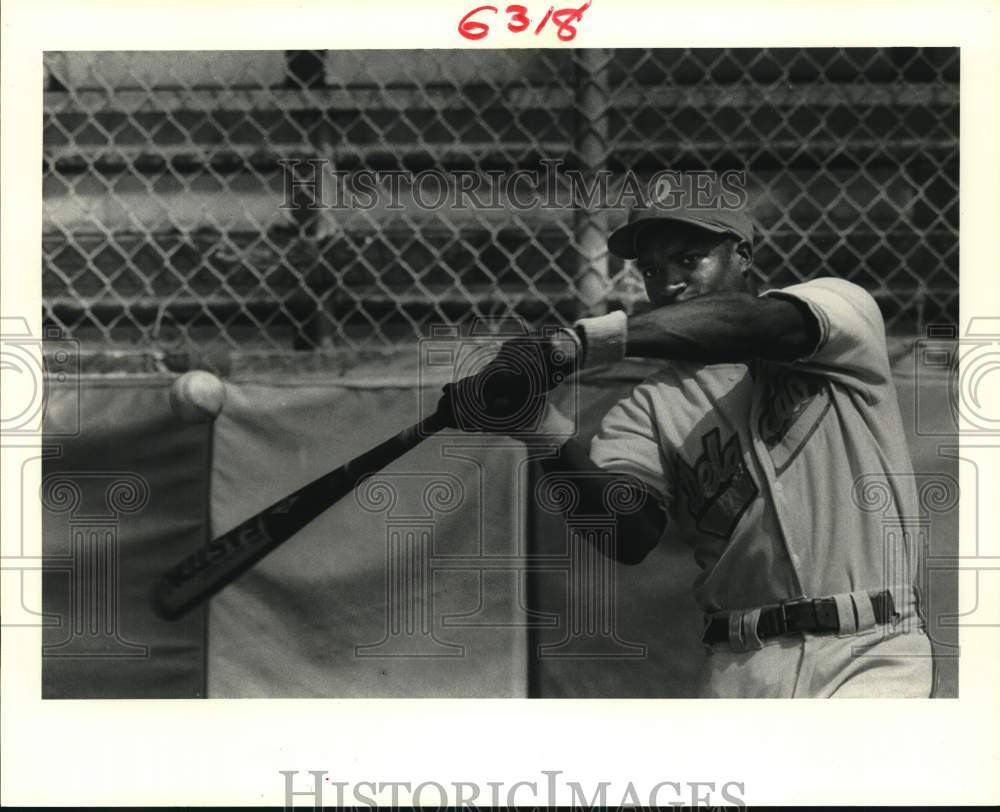 1985 Press Photo David Smith, Shaw baseball player about to make a hit.- Historic Images