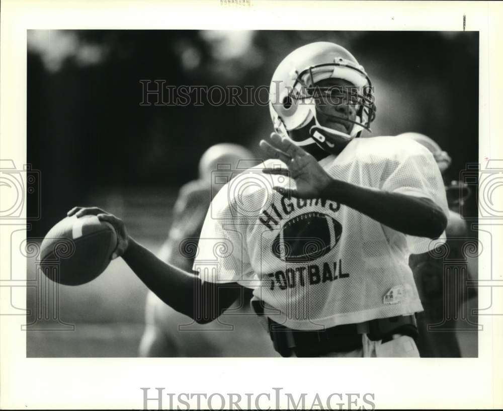 1990 Press Photo Higgins football quarterback Cedric Smith with the ball.- Historic Images