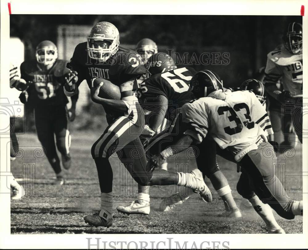 1987 Press Photo Holy Cross&#39; Eugene Christen chases Jesuit&#39;s Mark Smith- Historic Images