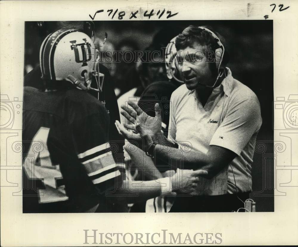 1977 Press Photo Tulane University football coach Larry Smith directs a player- Historic Images