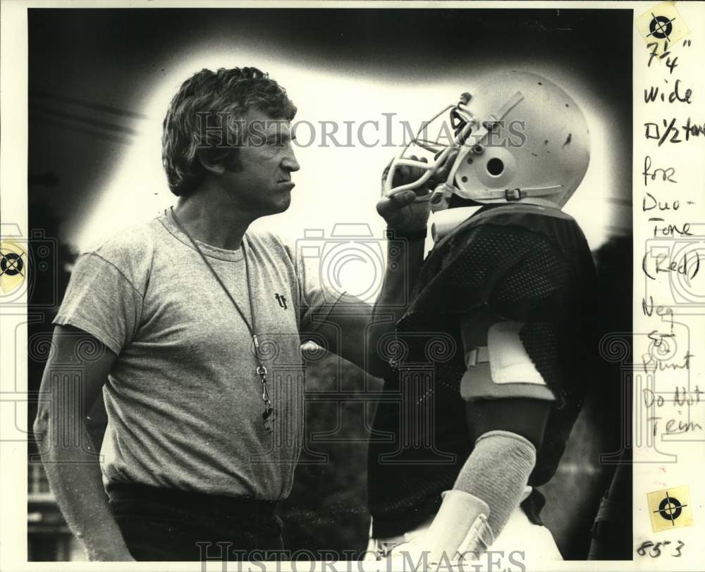 1975 Press Photo Head football Larry Smith of Tulane with a player- Historic Images