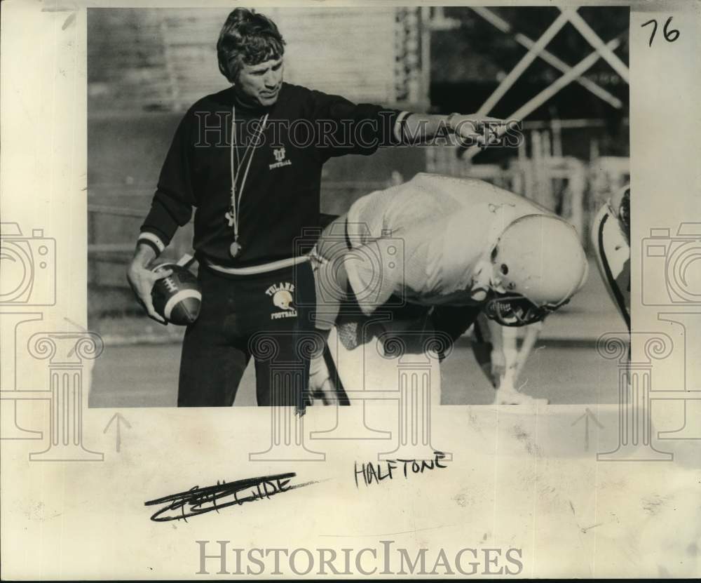 1977 Press Photo Tulane football coach Larry Smith makes a point at practice- Historic Images