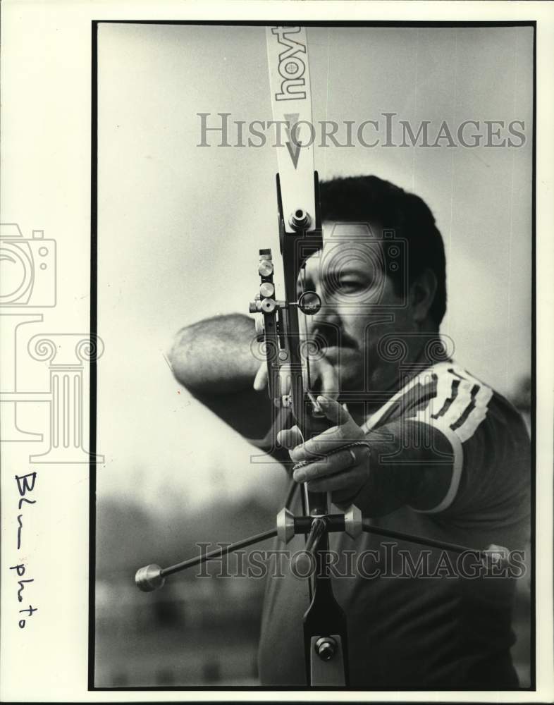 1984 Press Photo Archer Kenny Veilon uses scope, balance poles for accuracy- Historic Images