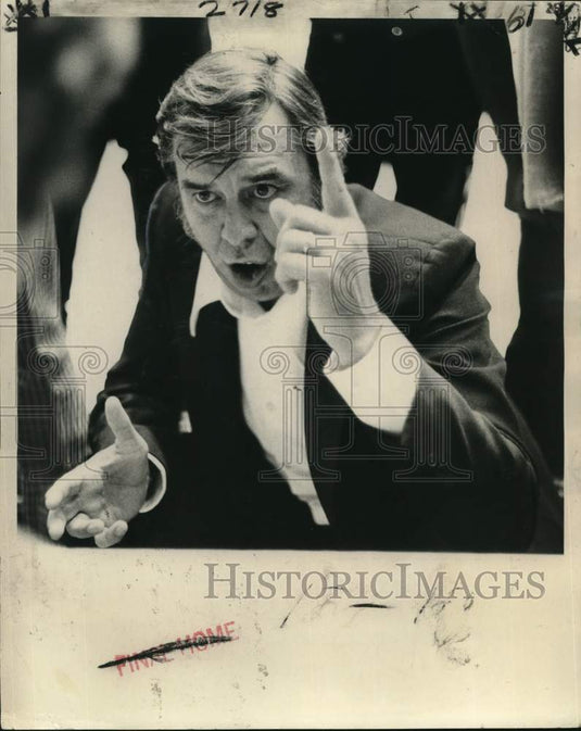 1976 Press Photo New Orleans Jazz coach Butch van Breda Kolff advises players- Historic Images