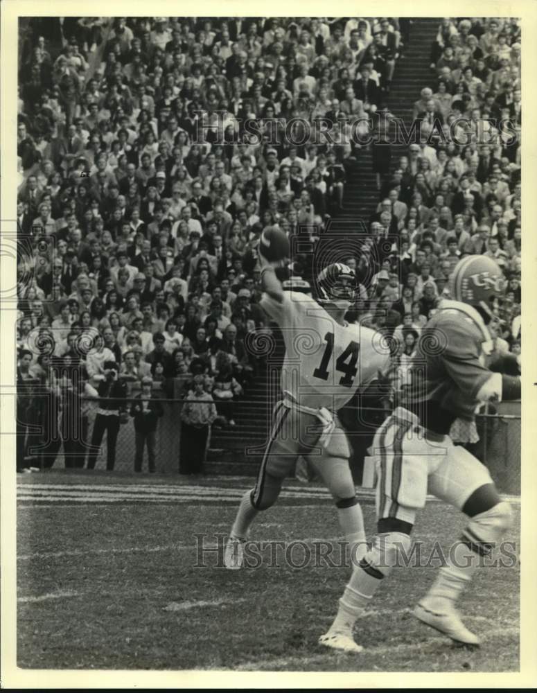 1979 Press Photo Wake Forest QB Jay Venuto throws pass against North Carolina- Historic Images