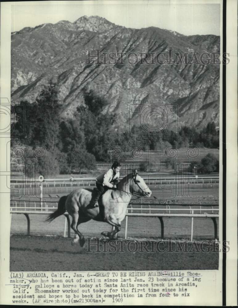 1969 Press Photo Jockey Willie Shoemaker in action after leg injury a year ago- Historic Images