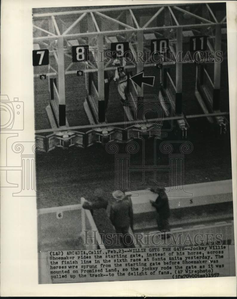 1957 Press Photo Jockey Willie Shoemaker rode gate after horses started early- Historic Images