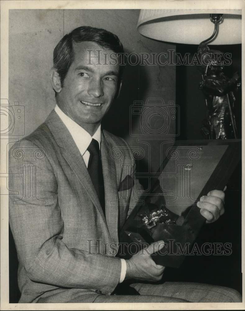 1969 Press Photo Jockey Bill Shoemaker with one of his numerous awards- Historic Images