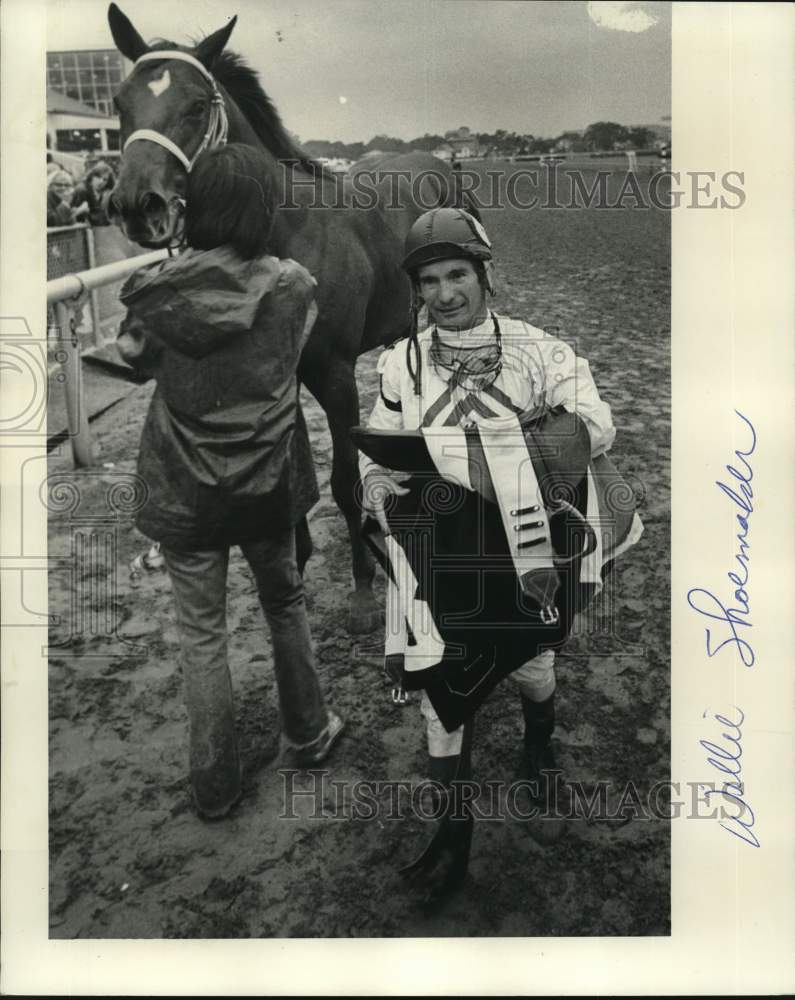 1977 Press Photo Jockey Willie Shoemaker heads for the scales after a race- Historic Images