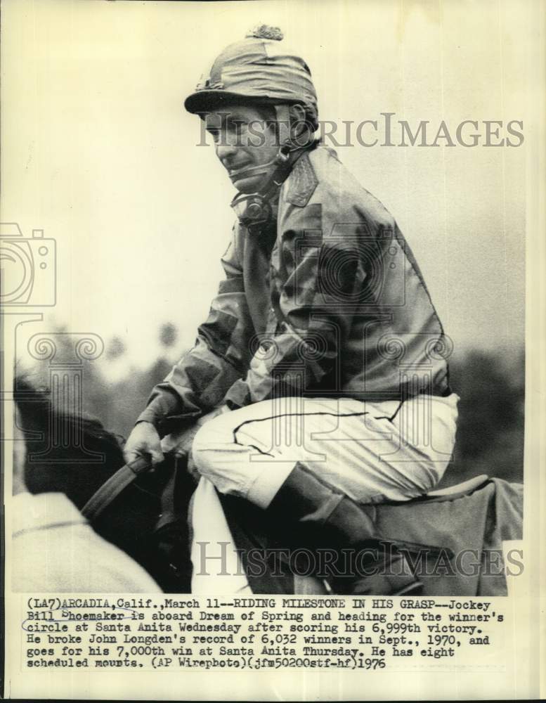 1976 Press Photo Jockey Bill Shoemaker aboard Dream of Spring after 6,999th win- Historic Images