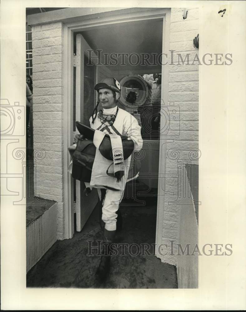 1977 Press Photo Jockey Willie Shoemaker carries his tack enroute to the paddock- Historic Images