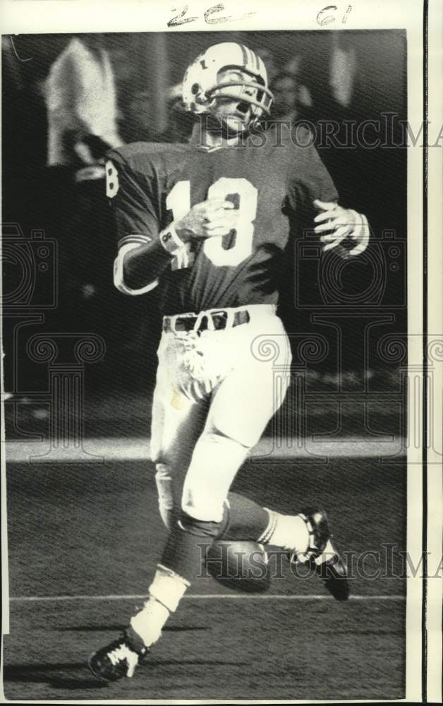 1972 Press Photo New England Patriots Randy Vataha miffed as QB overthrows pass- Historic Images