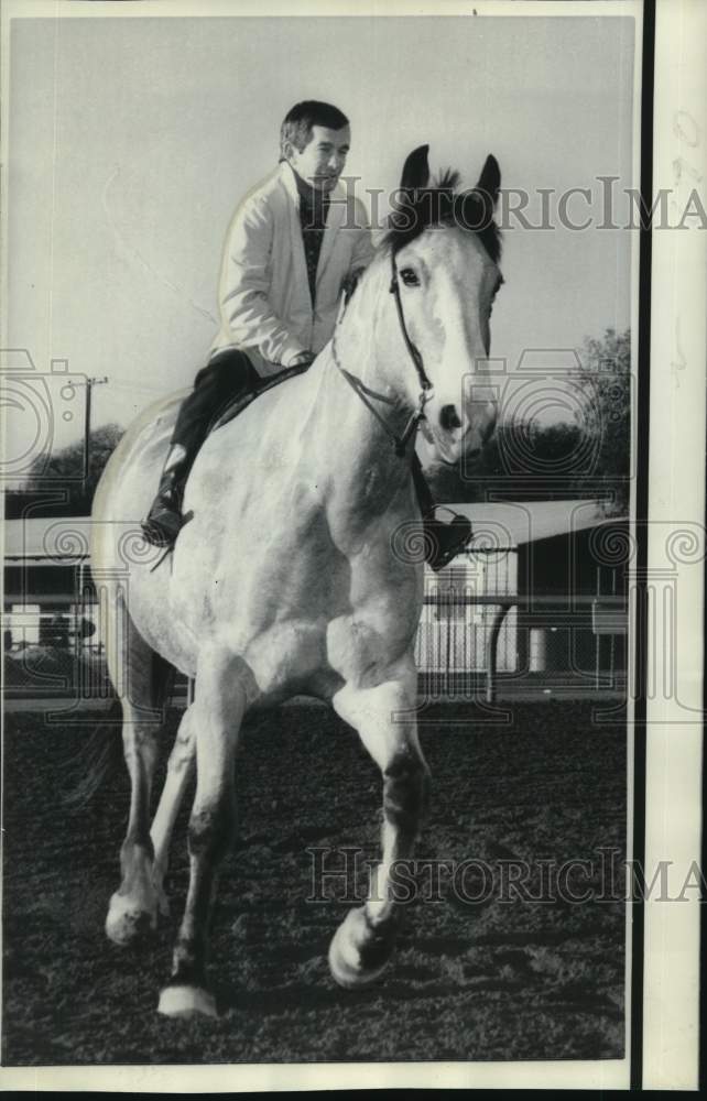 1968 Press Photo Jockey Willie Shoemaker, recovering from leg break, rides Baldy- Historic Images