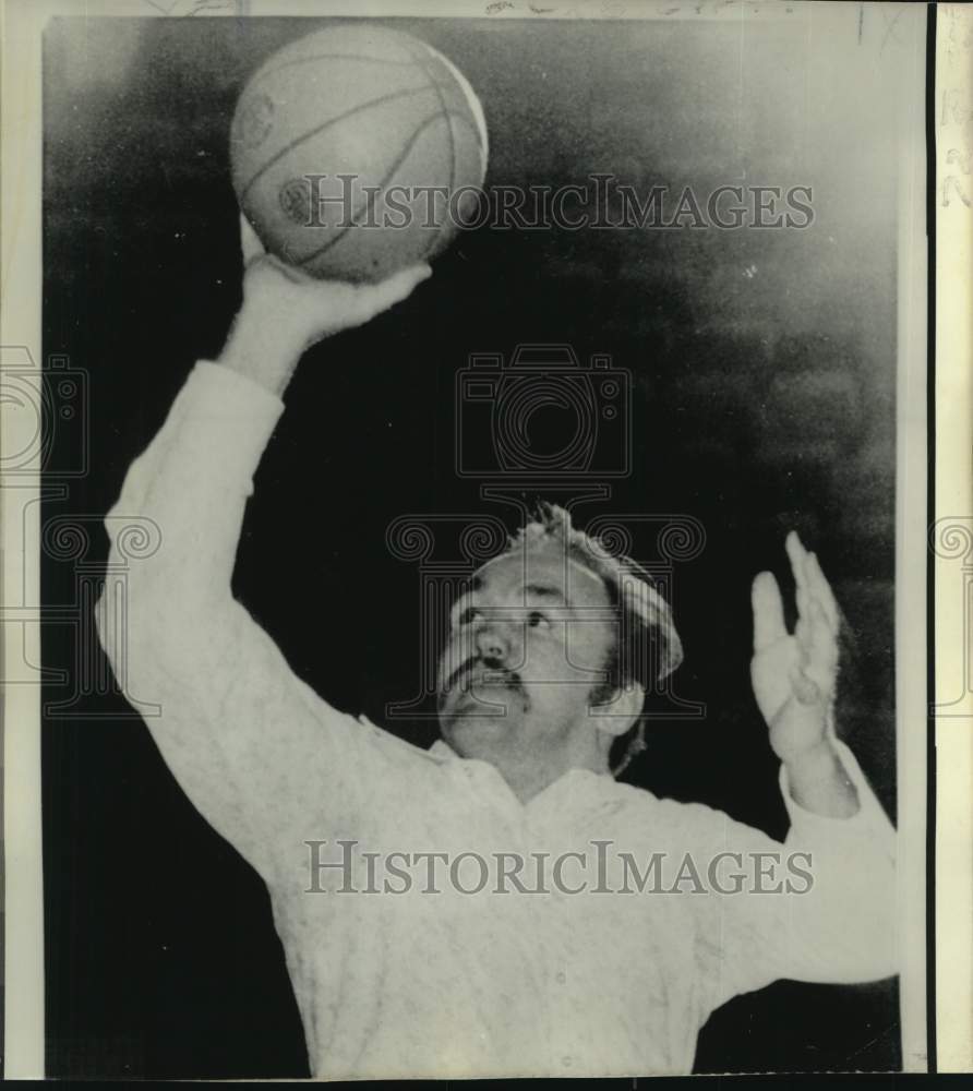 1975 Press Photo Boxer Chuck Wepner&#39;s training break before Muhammad Ali bout- Historic Images