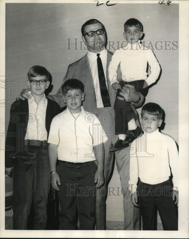 1968 Press Photo Saints Monty Stickles &amp; fans at Saints and Sinners lunch- Historic Images