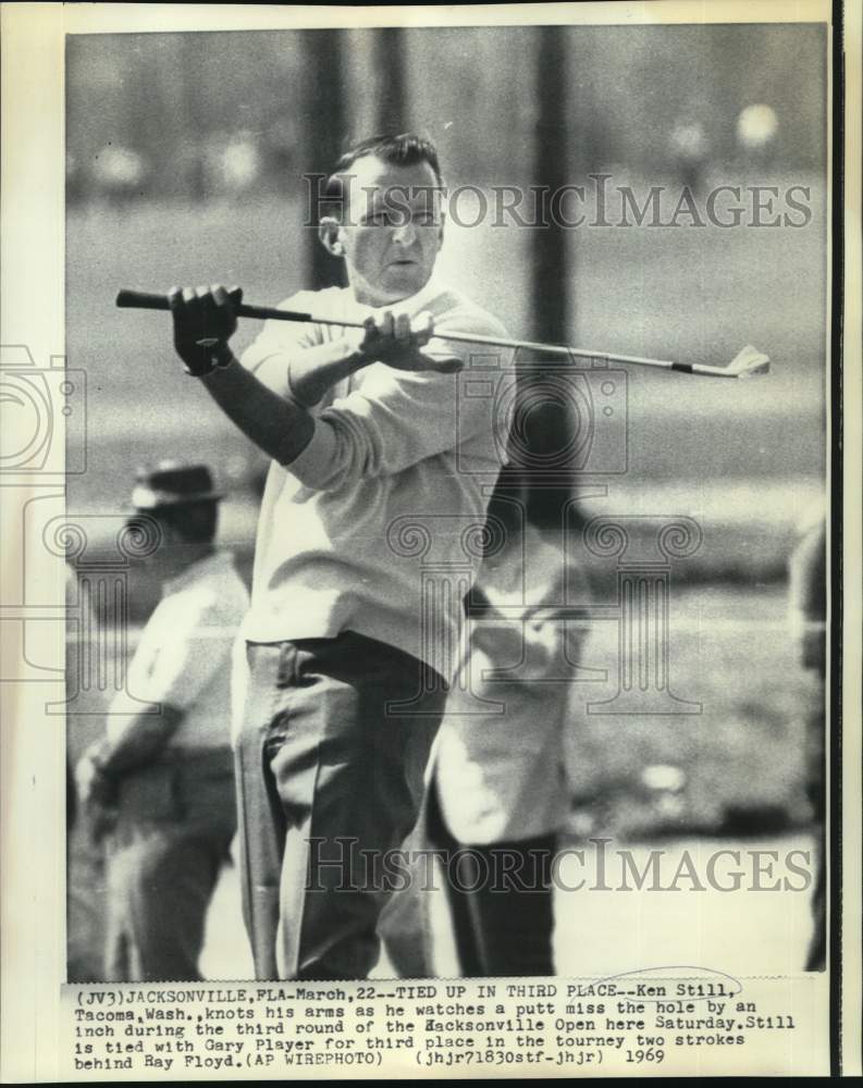 1969 Press Photo Ken Still misses putt in Jacksonville (FL) Open golf tourney- Historic Images