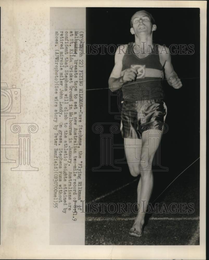 1955 Press Photo Dave Stephens sets new Australian two-mile record in Melbourne- Historic Images