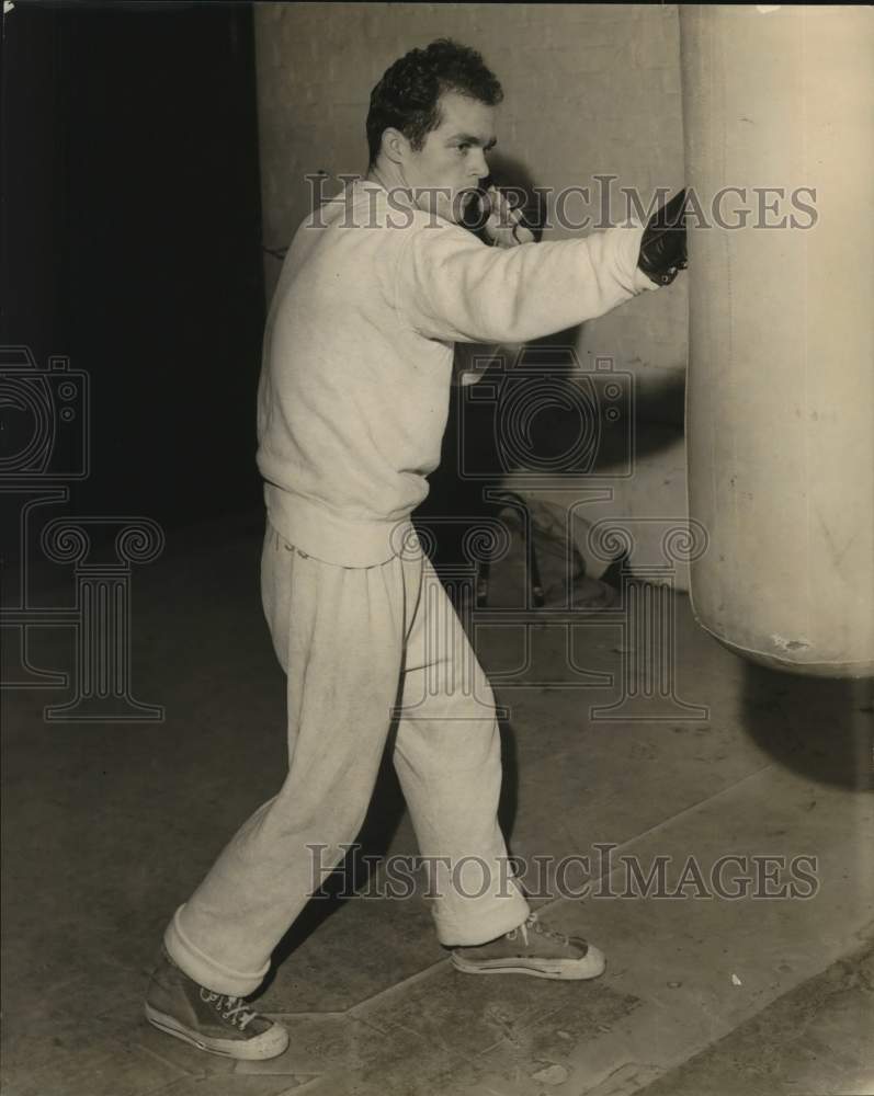 1967 Press Photo Featherweight boxer Herman Stephens works with the heavy bag- Historic Images