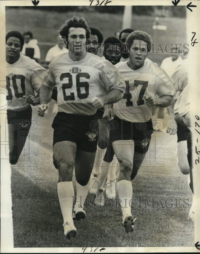 1977 Press Photo Saints&#39; James Stewart leads teammates in training run- Historic Images