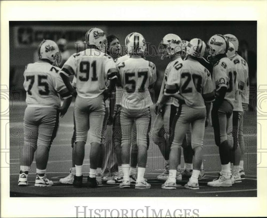 1988 Press Photo Shaw football Hank Tierney talks to players in warmup- Historic Images