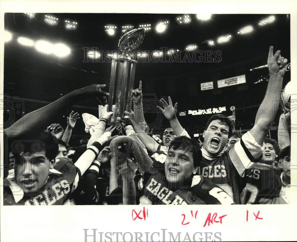 1987 Press Photo Shaw High football players thrilled after win v. Covington- Historic Images