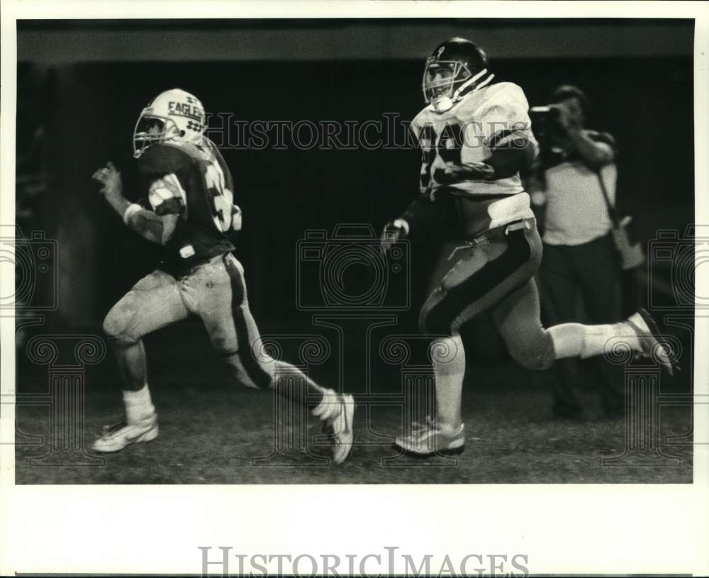 1986 Press Photo Shaw football&#39;s Derek Ditcharo outruns Holy Cross&#39; Al Satches- Historic Images