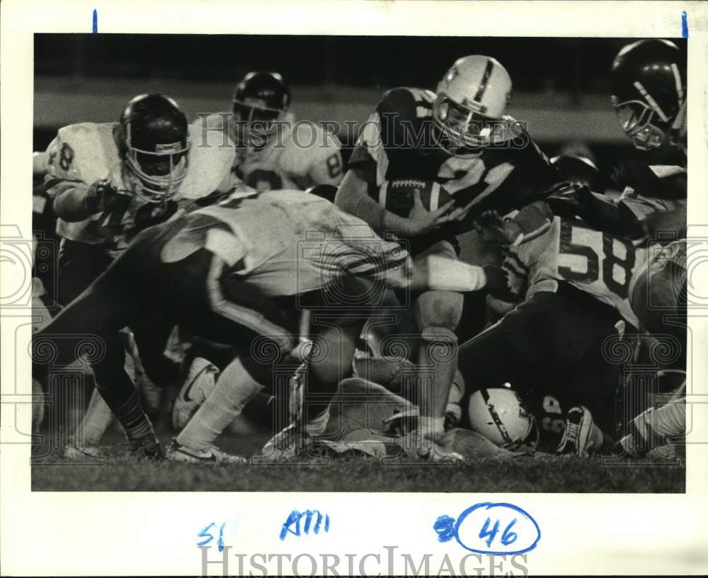 1984 Press Photo Shaw football&#39;s Jimmy Duthu tackled by St. Augustine defenders- Historic Images