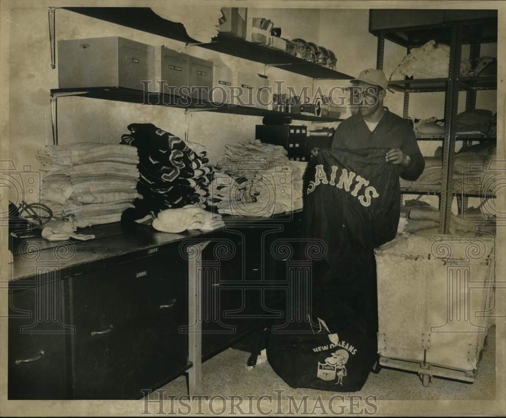 1968 Press Photo Charlie Shepherd, the Saints football equipment manager- Historic Images